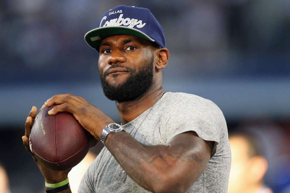 詹姆斯自曝曾认真考虑加盟NFL!停摆期收到海鹰队球衣并接受橄榄球训练